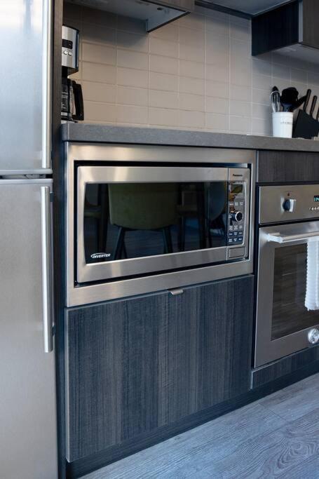 Chic 1-Br Condo; Parking Included; Downtown Core Toronto Eksteriør billede