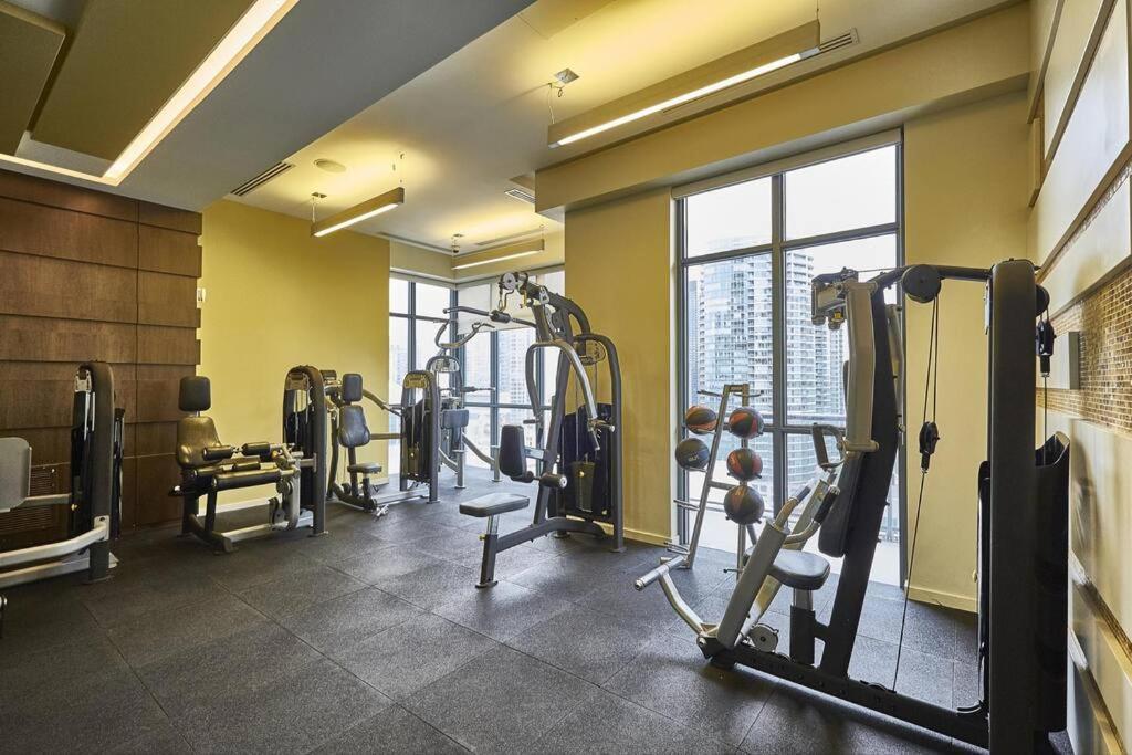 Chic 1-Br Condo; Parking Included; Downtown Core Toronto Eksteriør billede