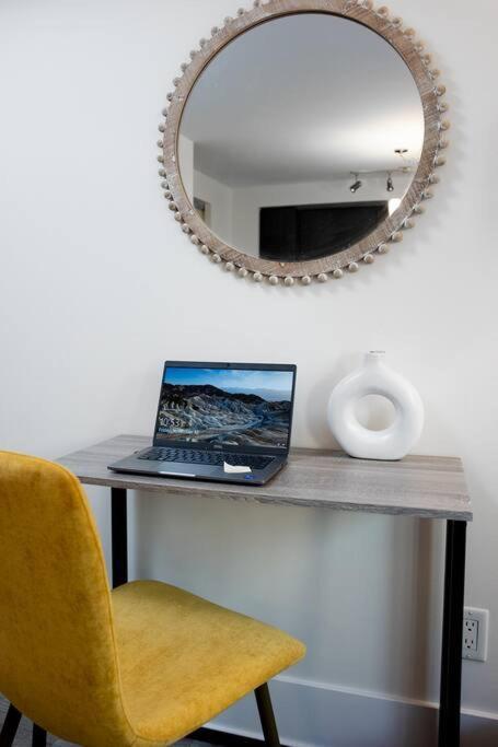 Chic 1-Br Condo; Parking Included; Downtown Core Toronto Eksteriør billede