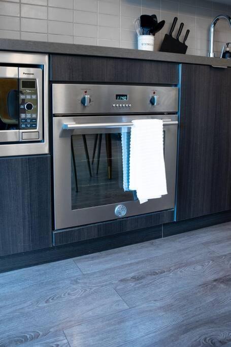 Chic 1-Br Condo; Parking Included; Downtown Core Toronto Eksteriør billede