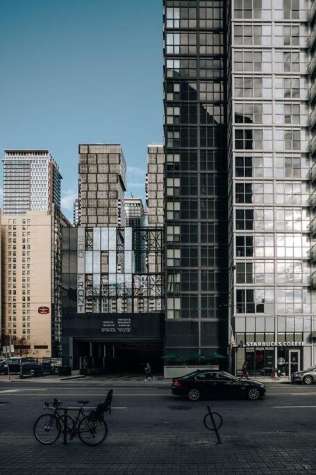 Chic 1-Br Condo; Parking Included; Downtown Core Toronto Eksteriør billede