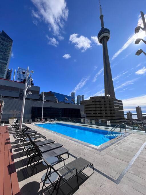 Chic 1-Br Condo; Parking Included; Downtown Core Toronto Eksteriør billede