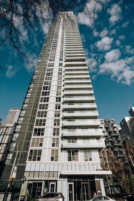 Chic 1-Br Condo; Parking Included; Downtown Core Toronto Eksteriør billede