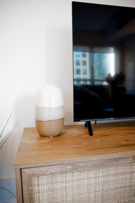 Chic 1-Br Condo; Parking Included; Downtown Core Toronto Eksteriør billede