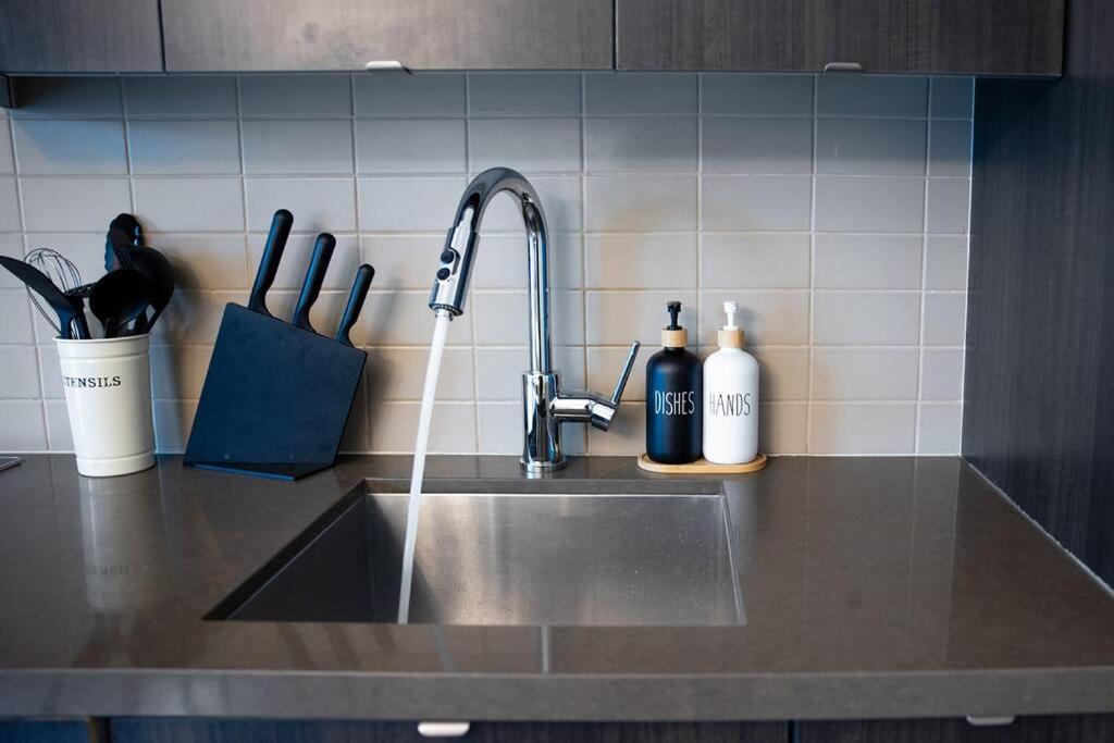 Chic 1-Br Condo; Parking Included; Downtown Core Toronto Eksteriør billede