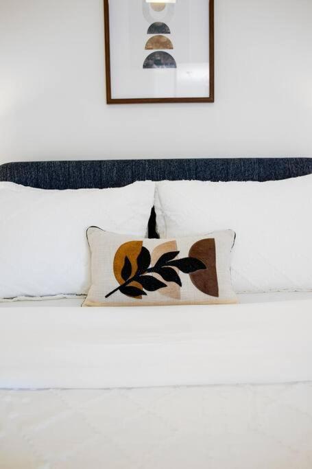 Chic 1-Br Condo; Parking Included; Downtown Core Toronto Eksteriør billede