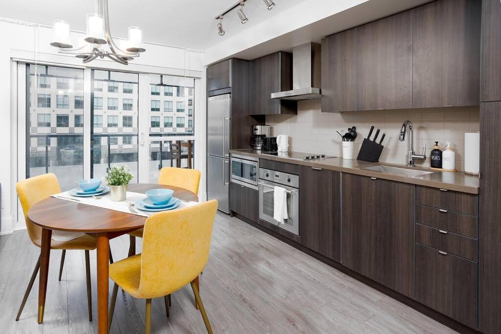 Chic 1-Br Condo; Parking Included; Downtown Core Toronto Eksteriør billede