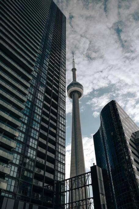 Chic 1-Br Condo; Parking Included; Downtown Core Toronto Eksteriør billede