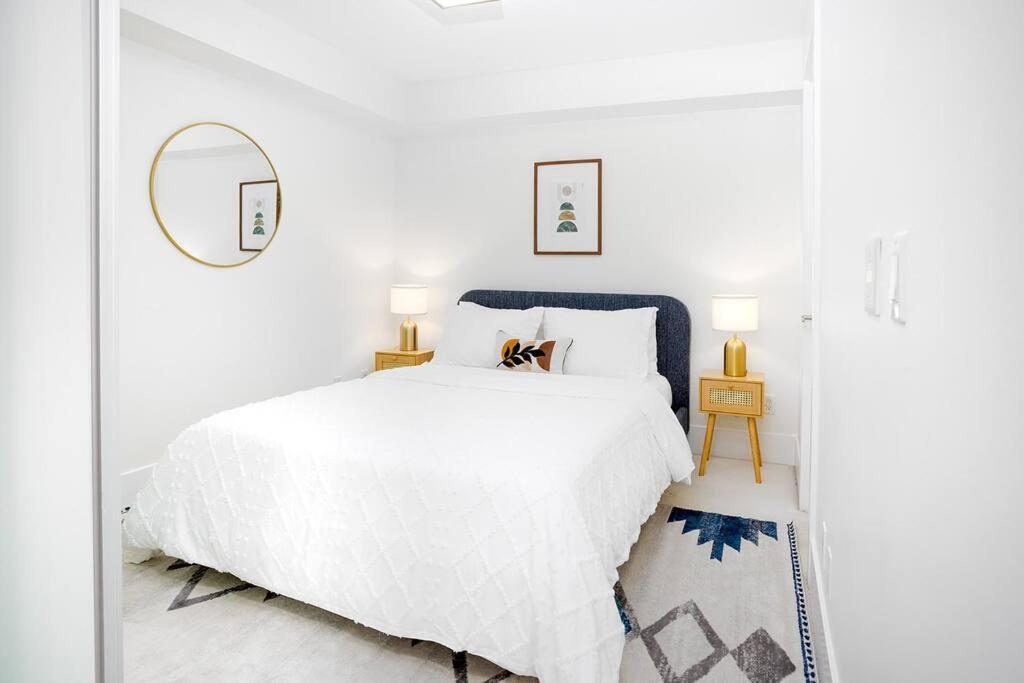 Chic 1-Br Condo; Parking Included; Downtown Core Toronto Eksteriør billede