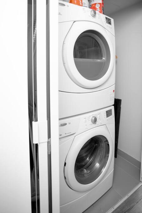 Chic 1-Br Condo; Parking Included; Downtown Core Toronto Eksteriør billede