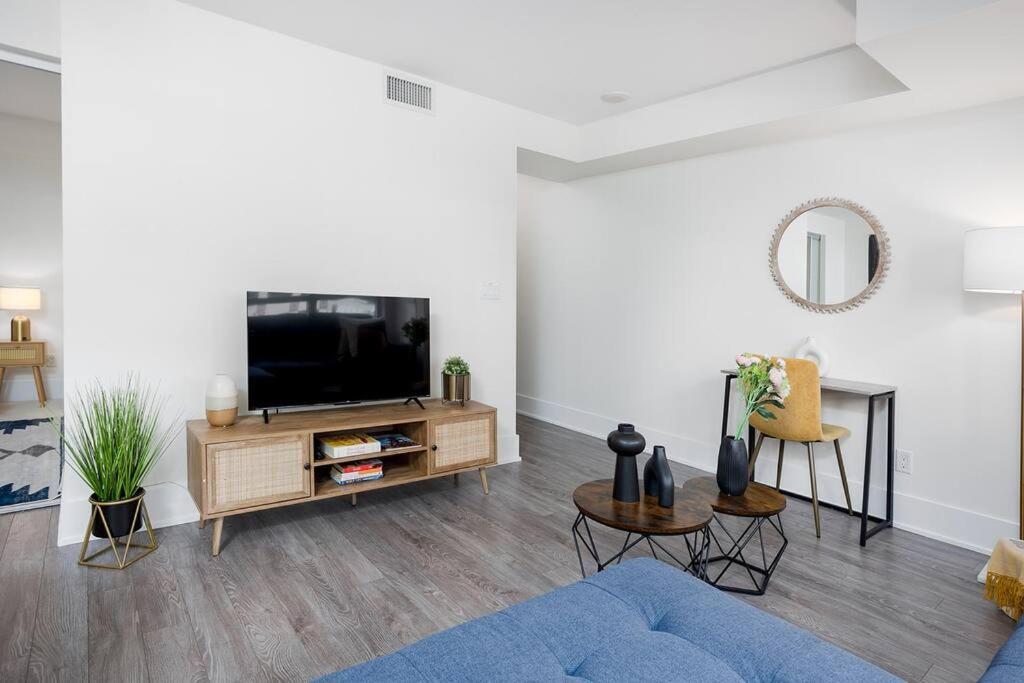 Chic 1-Br Condo; Parking Included; Downtown Core Toronto Eksteriør billede