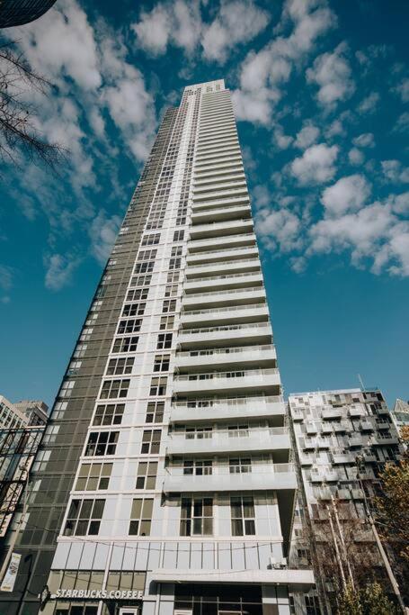 Chic 1-Br Condo; Parking Included; Downtown Core Toronto Eksteriør billede