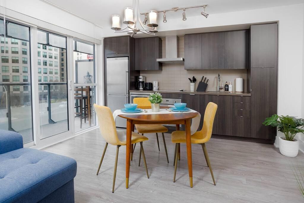 Chic 1-Br Condo; Parking Included; Downtown Core Toronto Eksteriør billede