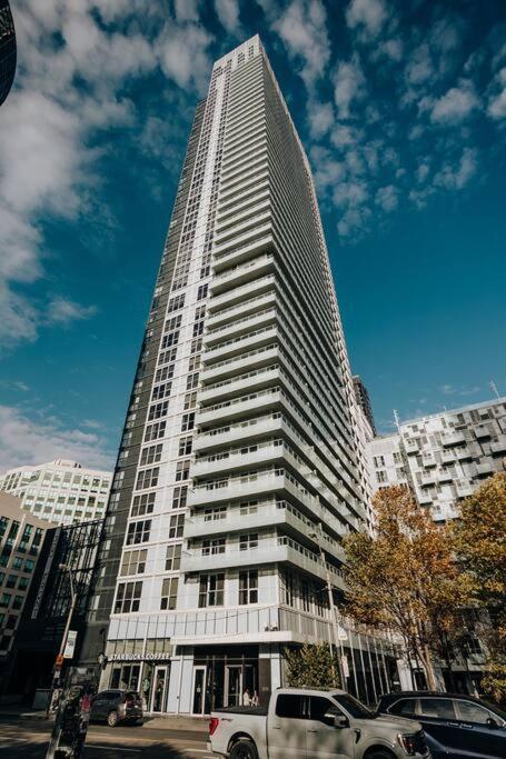 Chic 1-Br Condo; Parking Included; Downtown Core Toronto Eksteriør billede