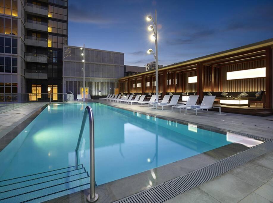 Chic 1-Br Condo; Parking Included; Downtown Core Toronto Eksteriør billede