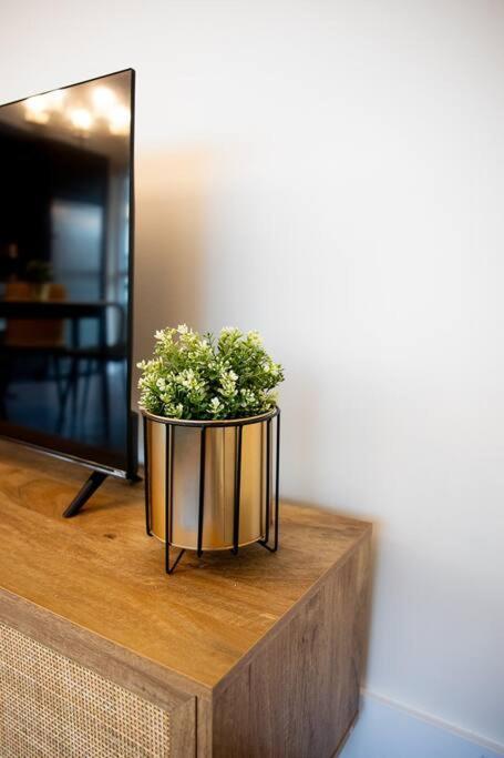 Chic 1-Br Condo; Parking Included; Downtown Core Toronto Eksteriør billede
