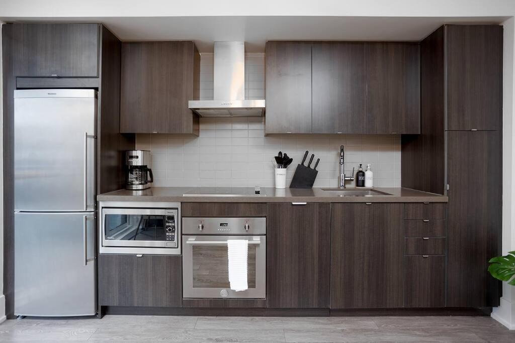 Chic 1-Br Condo; Parking Included; Downtown Core Toronto Eksteriør billede