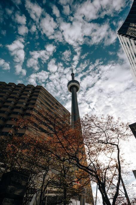 Chic 1-Br Condo; Parking Included; Downtown Core Toronto Eksteriør billede