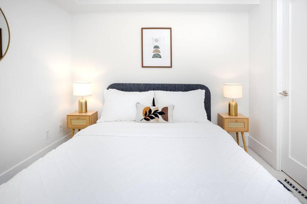 Chic 1-Br Condo; Parking Included; Downtown Core Toronto Eksteriør billede