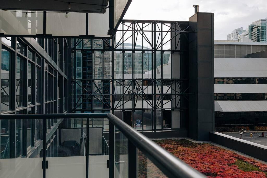 Chic 1-Br Condo; Parking Included; Downtown Core Toronto Eksteriør billede