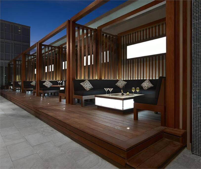 Chic 1-Br Condo; Parking Included; Downtown Core Toronto Eksteriør billede