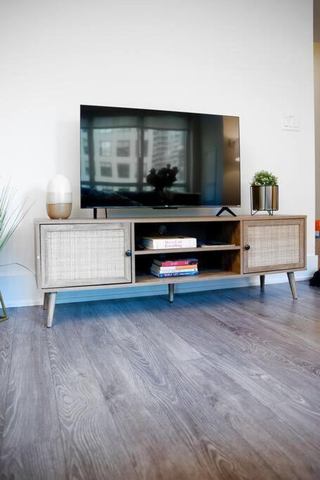 Chic 1-Br Condo; Parking Included; Downtown Core Toronto Eksteriør billede