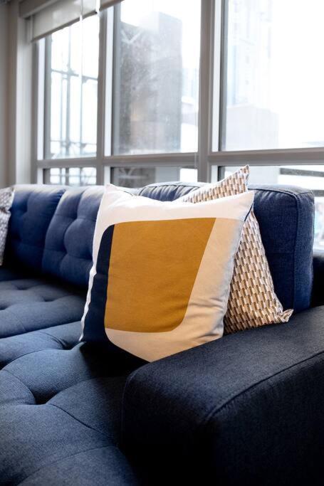Chic 1-Br Condo; Parking Included; Downtown Core Toronto Eksteriør billede