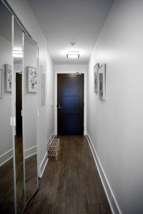 Chic 1-Br Condo; Parking Included; Downtown Core Toronto Eksteriør billede