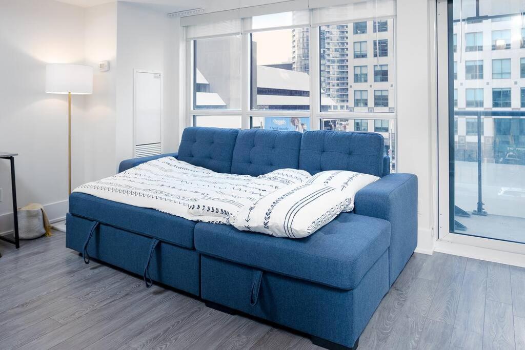 Chic 1-Br Condo; Parking Included; Downtown Core Toronto Eksteriør billede